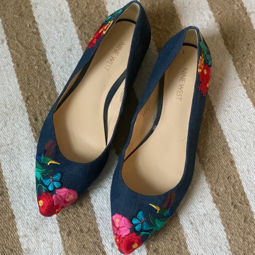Nine West embroidered floral flats. Lightly used, size 7.5.